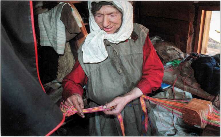 Агафья плетет поясок