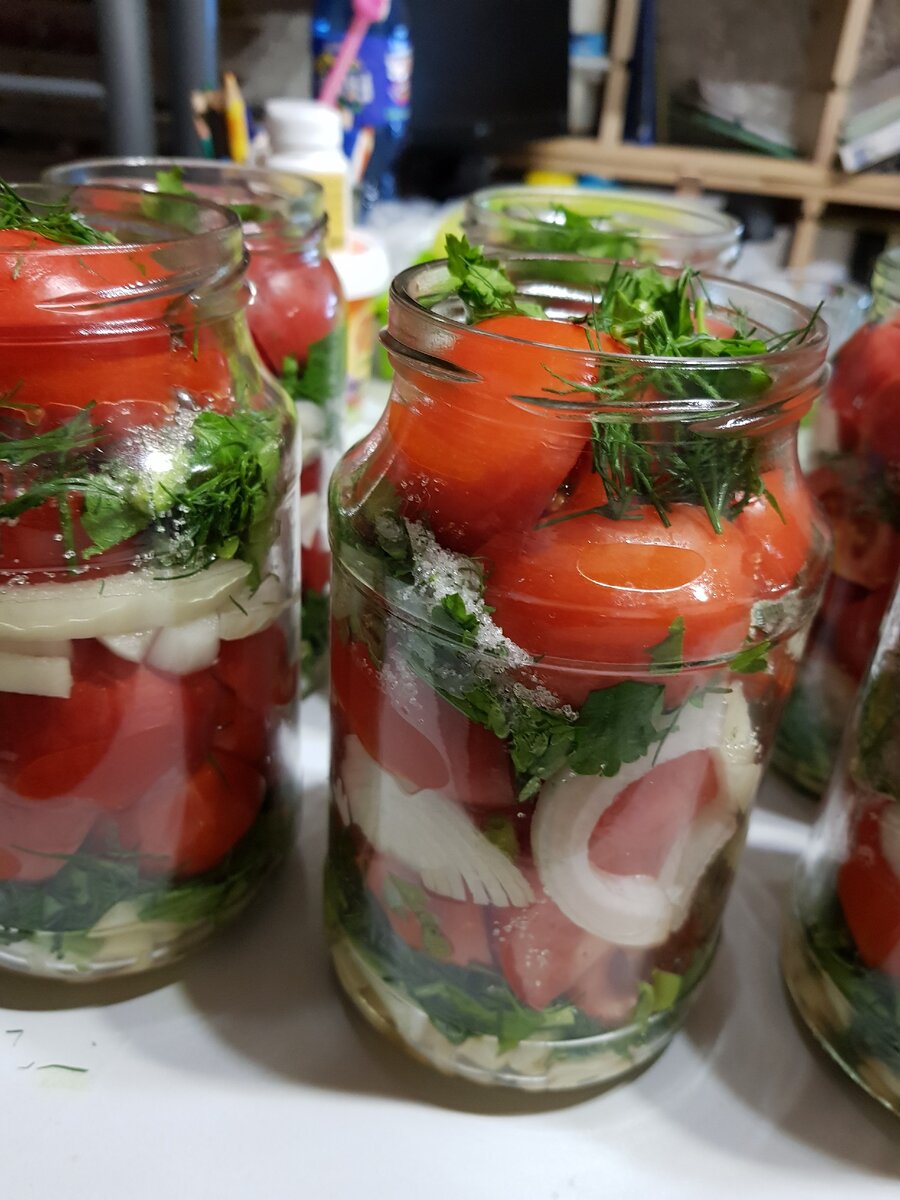 Заполняем банки помидорами.