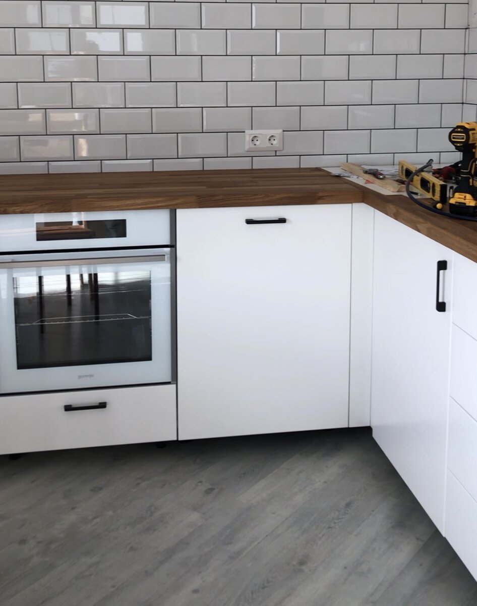 Вот посудомойка, рядом с духовкой, как видите в итоге встала идеально.