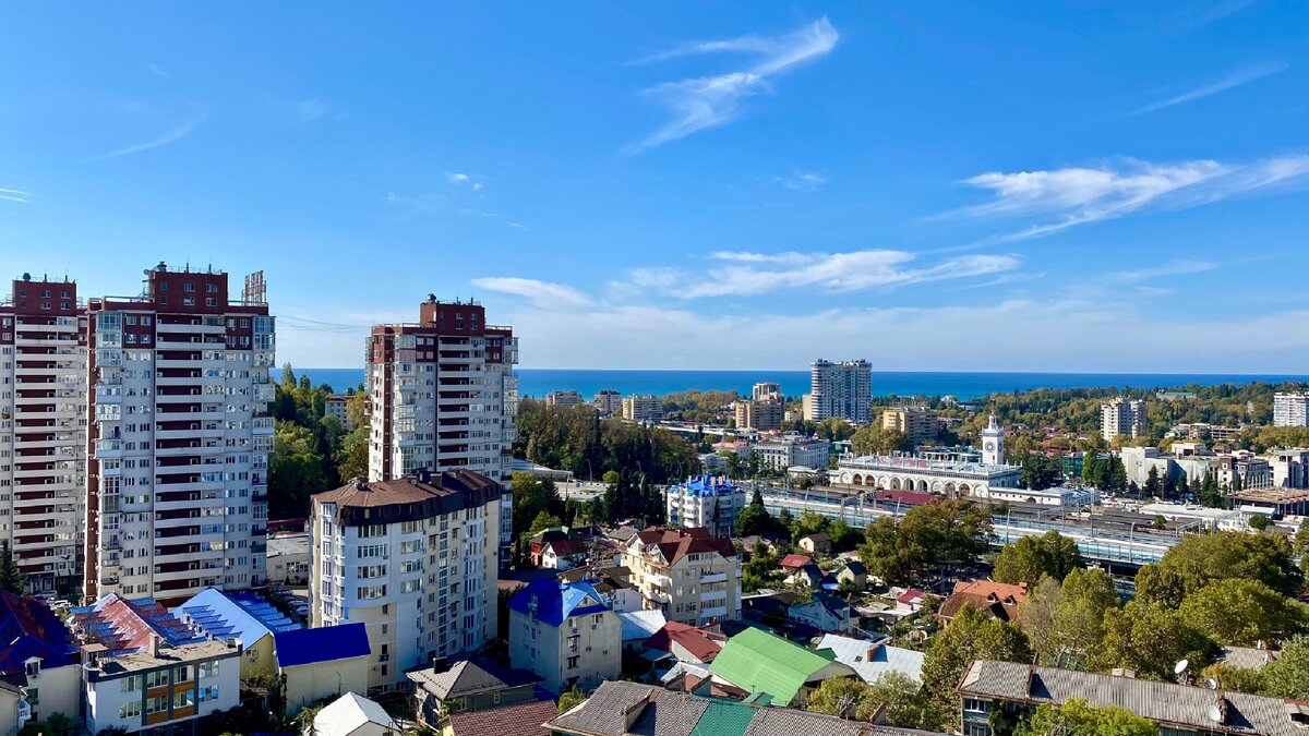 Вид на ЖД-вокзал Сочи и море