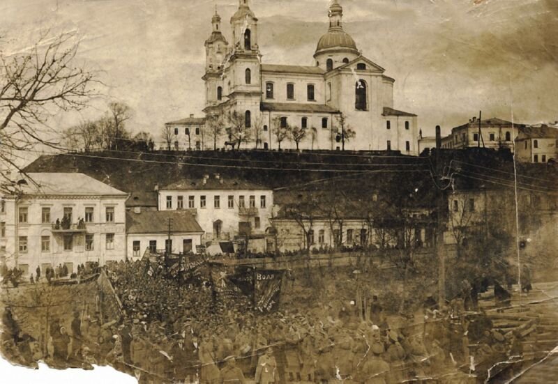 Демонстрация в Витебске в марте 1917 года. Фото из «Витебской энциклопедии»