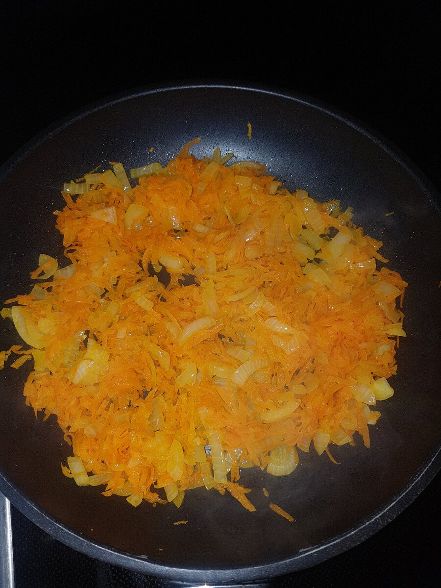 Обжариваем морковь и лук на среднем огне, примерно 3 - 5 минут.