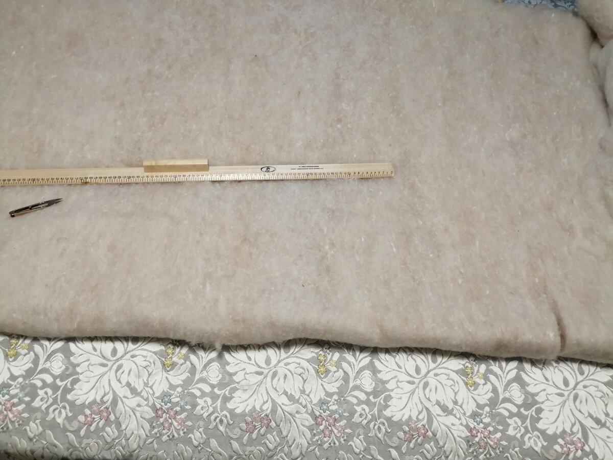 Из размера 2,5*3 м вырезала нужный кусок для нового одеяла