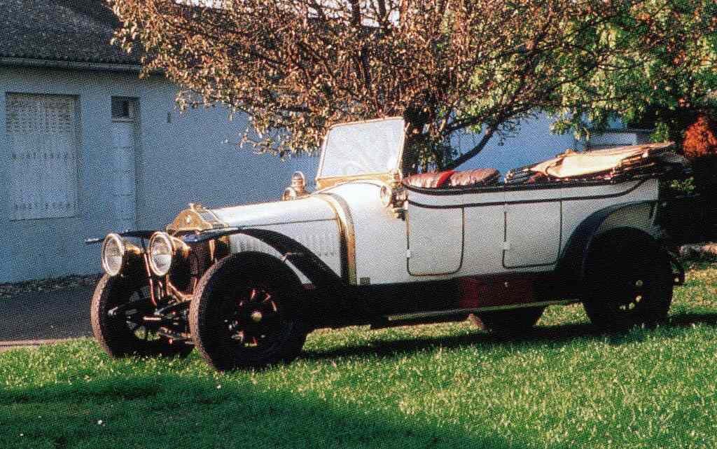 De Dion-Bouton с двигателем V8 мощностью 35 л.с., выпускался с 1910 по 1914 год Как и многие другие разработки, V8 пришел в автомобильную индустрию из авиации. В 1904 году, небольшая французская фирма Antoinette разработала восьмицилиндровый V-образный мотор мощностью 50 л.с. Он весил всего 86 кг, что предопределило его широкое применение в авиации. Спустя год, Рено экспериментирует с установкой V8 на гоночные автомобили. 
Вообще французские автопроизводители начала XX века, находились на острие технического прогресса, причем не только в моторостроении. Вот и первый относительно массовый автомобиль с восьмеркой под капотом — французский De Dion-Bouton 1910 года. Именно с De Dion связан первый приход двигателя V8 на американскую землю. В 1912 году несколько автомобилей были представлены на автомобильной выставке в Нью-Йорке, где очень заинтересовали местных автопроизводителей.