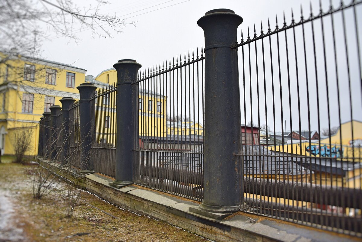 Ограда на подпорной стене Ижорского Завода. фото Николай Карпов  2020