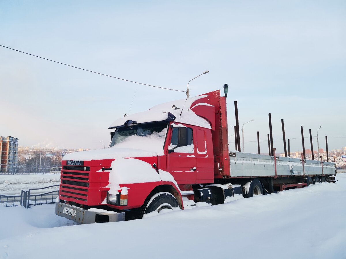 Заснеженный красивый грузовик. 