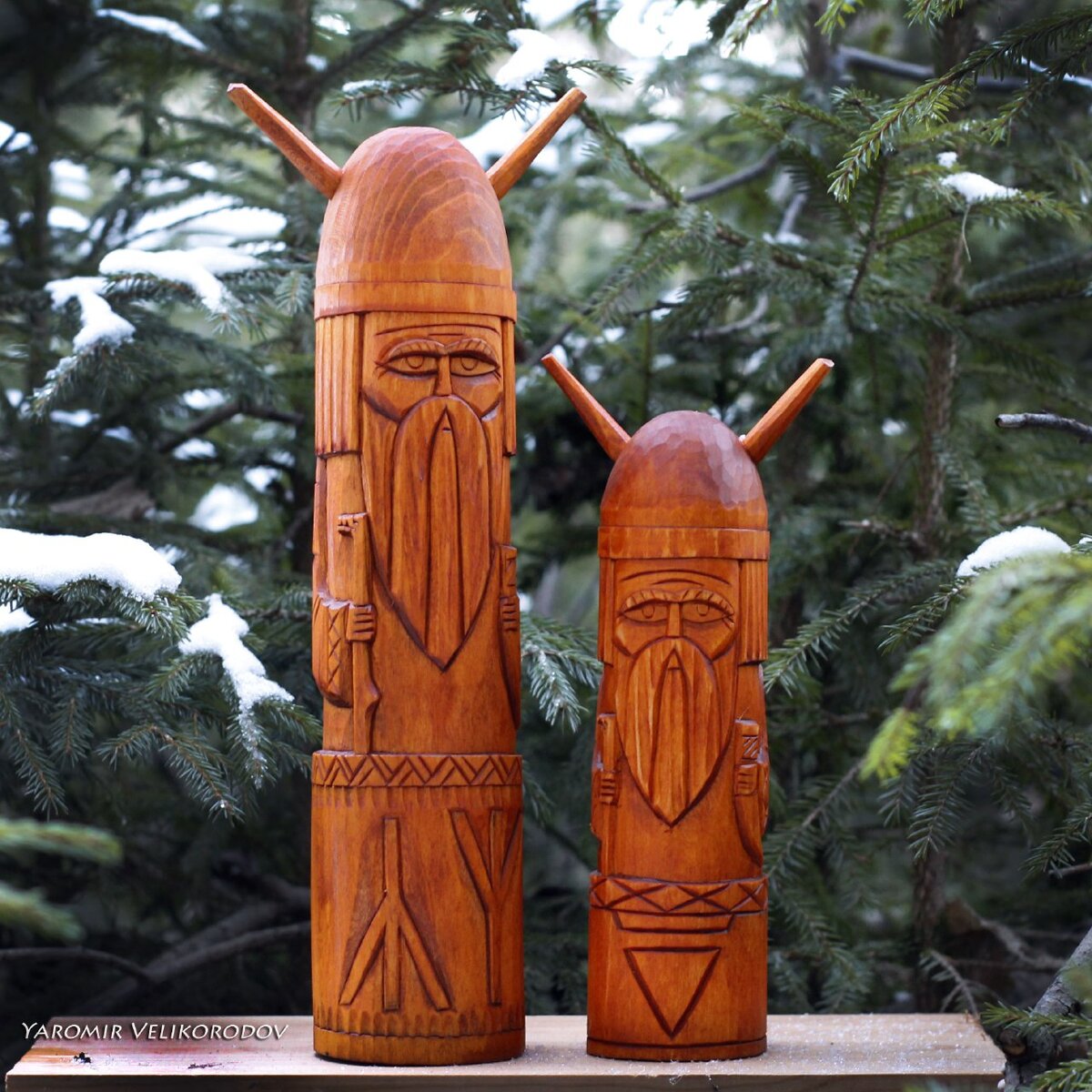 Кумиры Велеса под ёлкой.