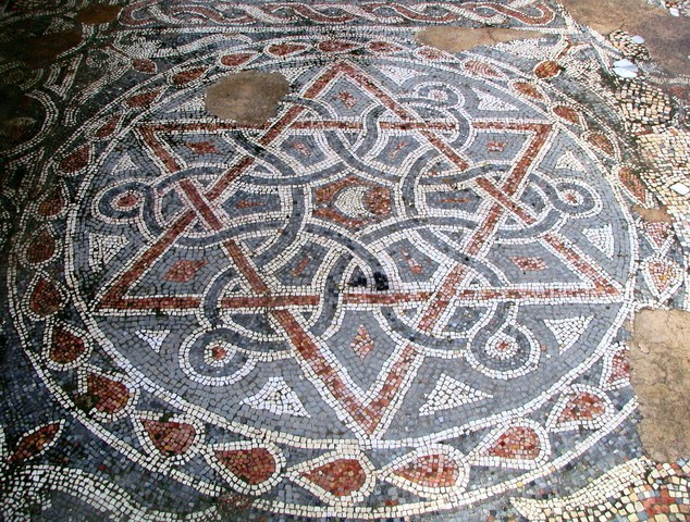 Гексаграмма с полумесяцем в середине. Мозаичный пол монастыря Святого Евфимия. Израиль, VIII век CC BY 2.0 / Zeev Barkan