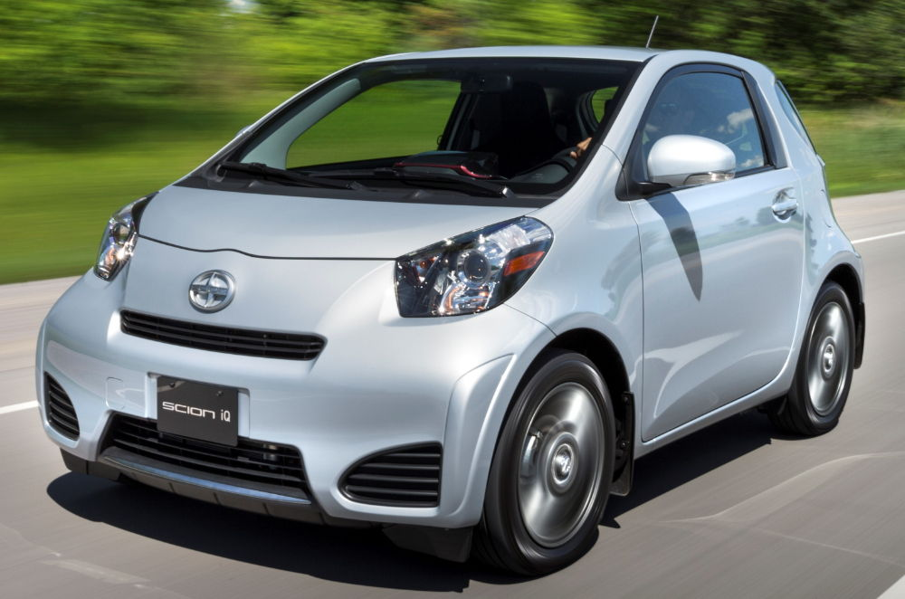 Toyota IQ. Малолитражки Япония Тойота. Маленькая японская машина. Машины недорогие.