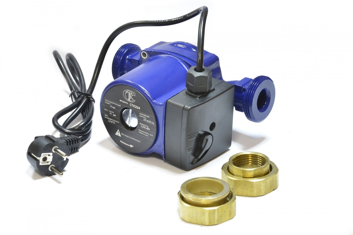 Циркуляционные насосы создают перемещение носителя в системе,  увеличивая теплоотдачу и повышая напор воды. Модели устройства  различаются по основным характеристикам: статическое давление, высота  подъема носителя, температура перекачиваемой жидкости, требуемое  напряжение сети, комплектация. Нередко заявленная производителем  эффективность не совпадает с реальной выдачей. Внутренняя конструкция  насоса часто не обладает необходимыми техническими параметрами, что  напрямую влияет на срок эксплуатации и вырабатываемый ресурс. 
  
Чтобы увидеть это наглядно, мы сравнили устройство двух циркуляционных  насосов для замкнутой системы. Один из них дешевая модель с минимальной  комплектацией, назовем его A. Второй на 20% дороже аналога, с  расширенным комплектом — изделие B.