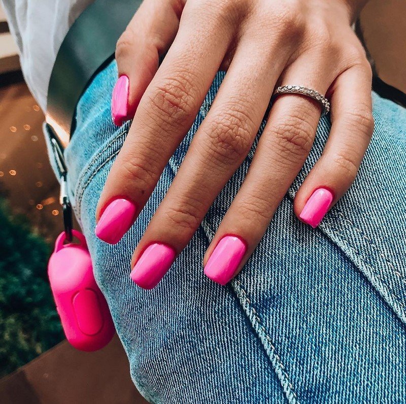 Новый дизайн ногтей на примере самого модного маникюра этого сезона презентован в классических техниках – френч, омбре, лунный дизайн, популярное «negative space», геометрия, флористика, а также в кардинально новых стилях маникюра – «мазки кистью», «брызги», абстракция, комбинированный нейл-дизайн.