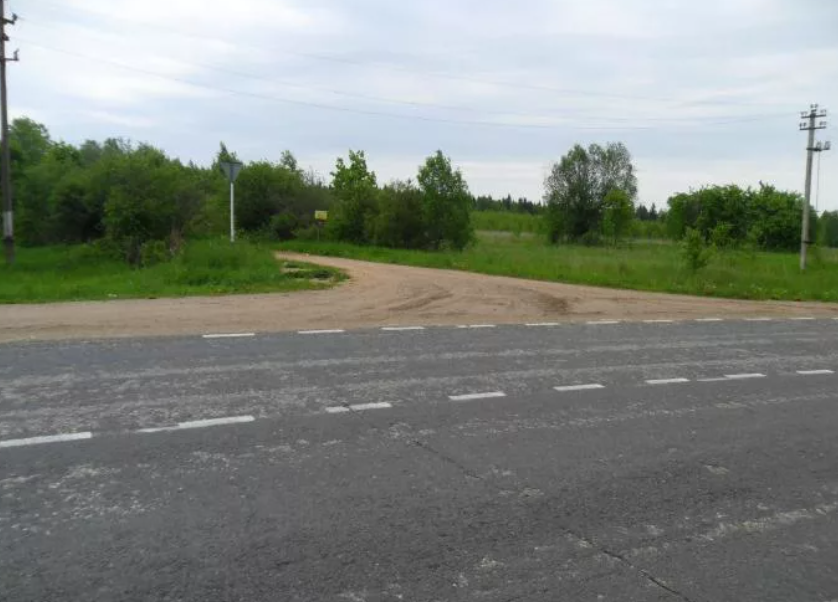 Дороги в районе населенного пункта. Перекресток с грунтовой дорогой. Пересечение с грунтовой дорогой. Перекрестки на грунтовой дороге. Грунтовая дорога и асфальт.