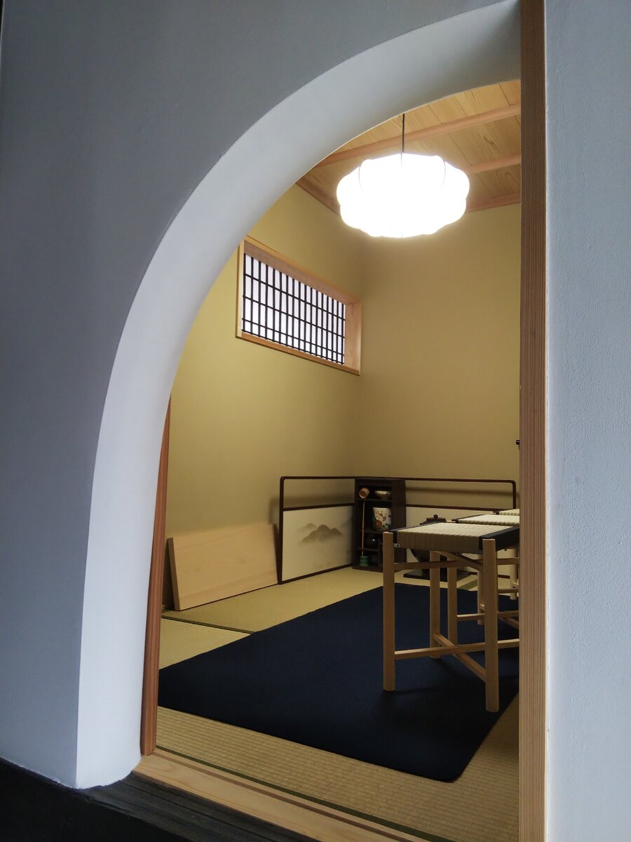 Вход в чайную комнату в NEOLD Private House