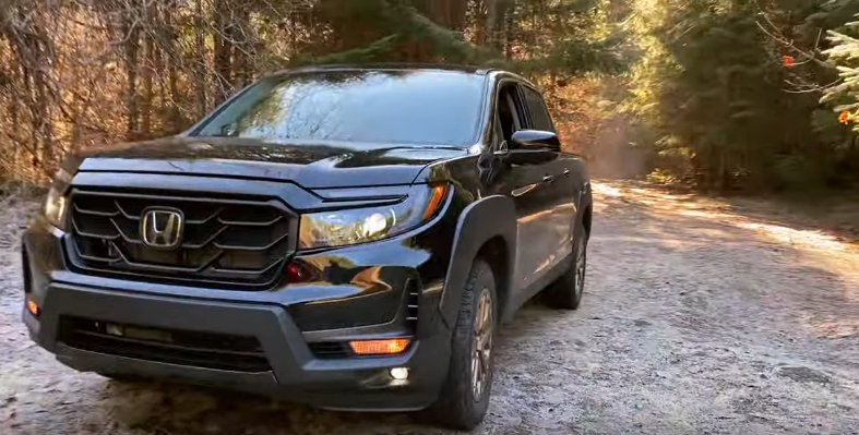 Передняя часть кузова с включенными огнями.