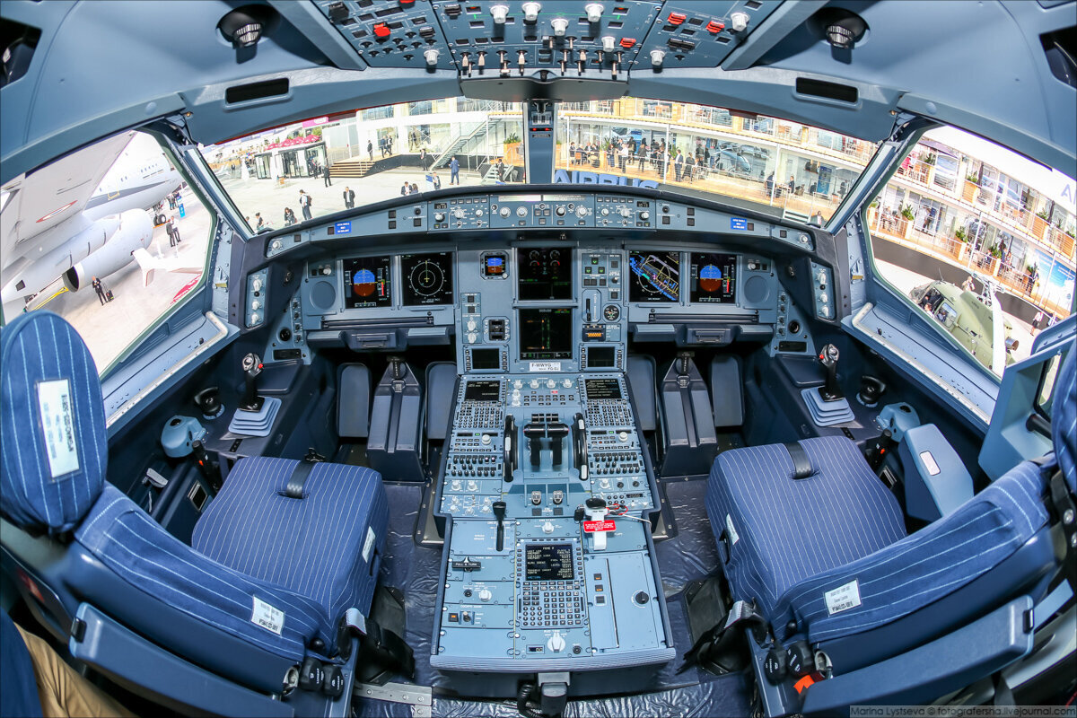 Кабина пилотов самолёта семейства A320