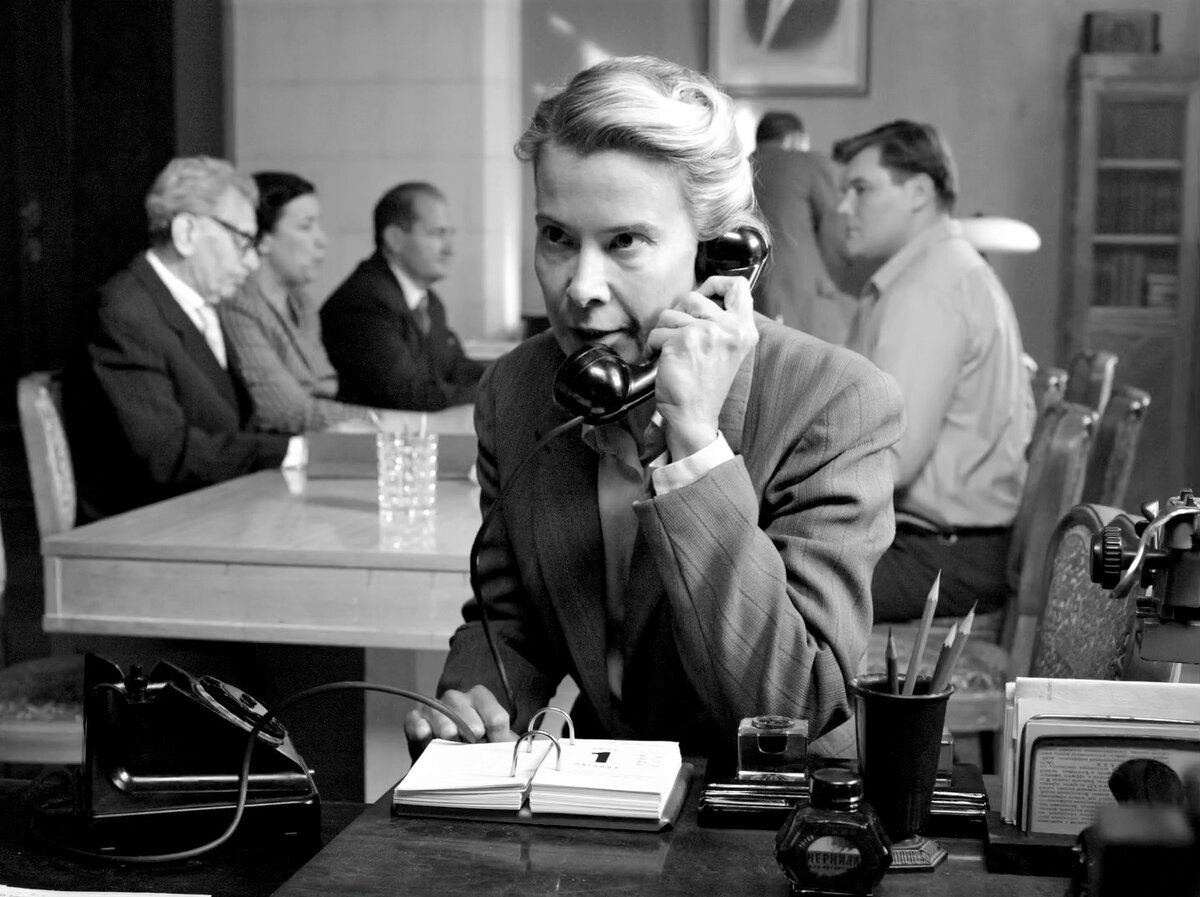 Людмила – сталинистка и тоже недовольна Хрущевым. К/ф «Дорогие товарищи».