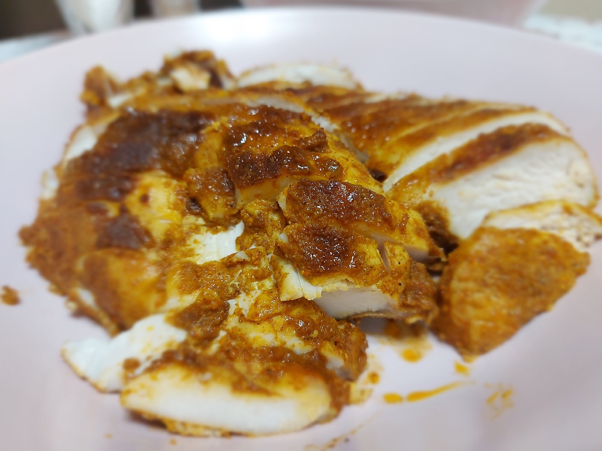 Нарезала куриную грудку для подачи заранее.