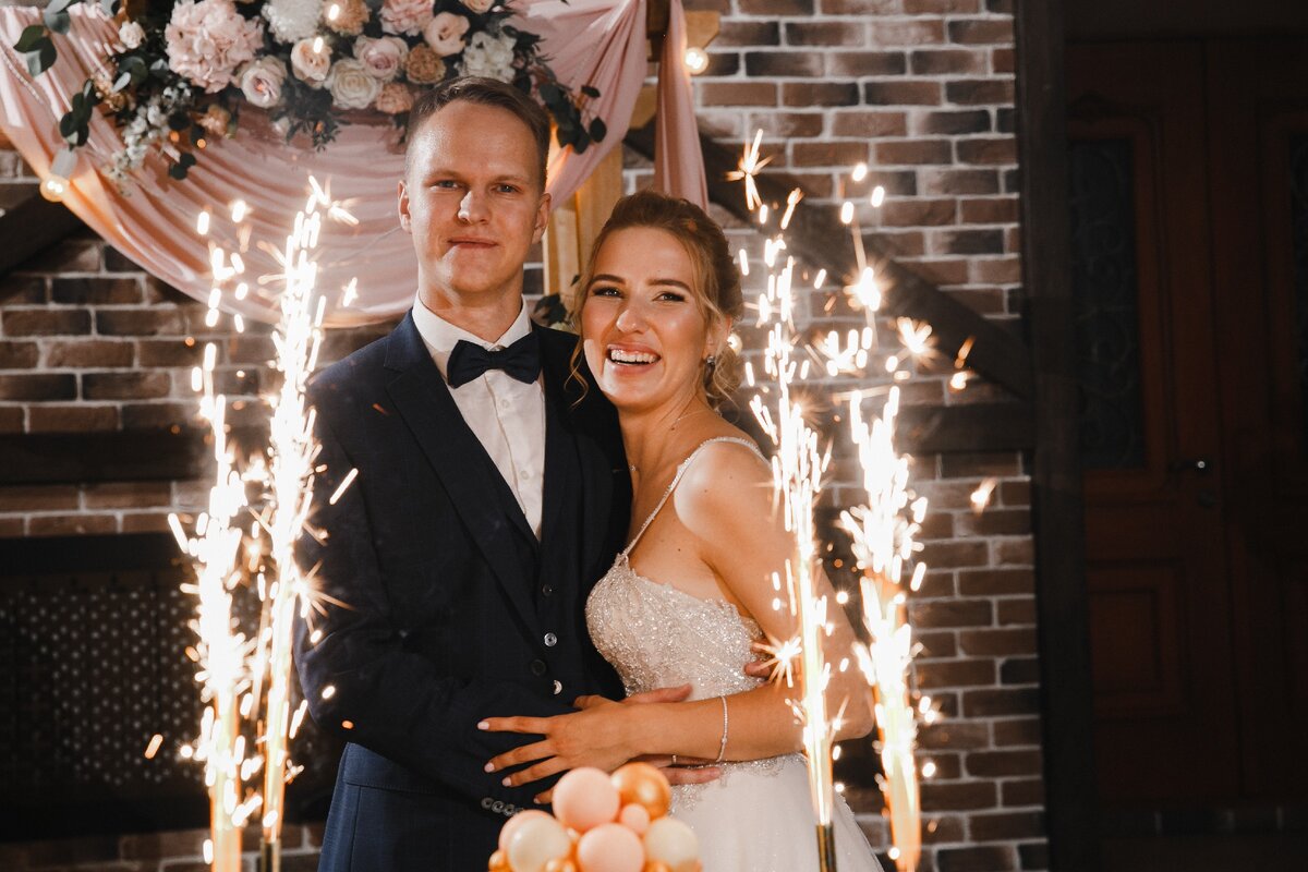 Свадебный торт один из важных и  главных моментов на свадьбе и конечно же он должен быть не только вкусным но и красивым. В процессе подготовки молодожены, учли не только это но и идеальное сочетание цвета торта с оформлением банкетного зала Эллеон, получилось красиво, нежно, стильно и очень вкусно. Согласитесь что подача свадебного торта - должна быть эффектной и яркой!                                                                                                        Красивая подача свадебного торта, не только поднимет настроение и добавит романтики. Но еще и подарит красивые и эффектные фотографии, это не только кульминационный момент вашей свадьбы, но и чувство радости и удовлетворения от проведенного и организованного вами самого главного дня в вашей жизни.