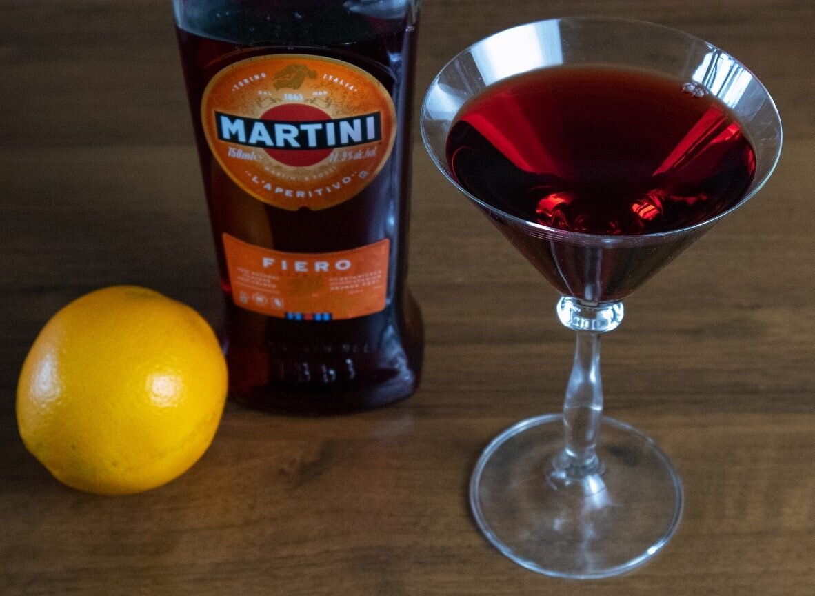 Мартини темное. Апероль мартини Fiero. Мартини красное Фиеро. Martini Fiero Tonic коктейль. Мартини красный апельсин.