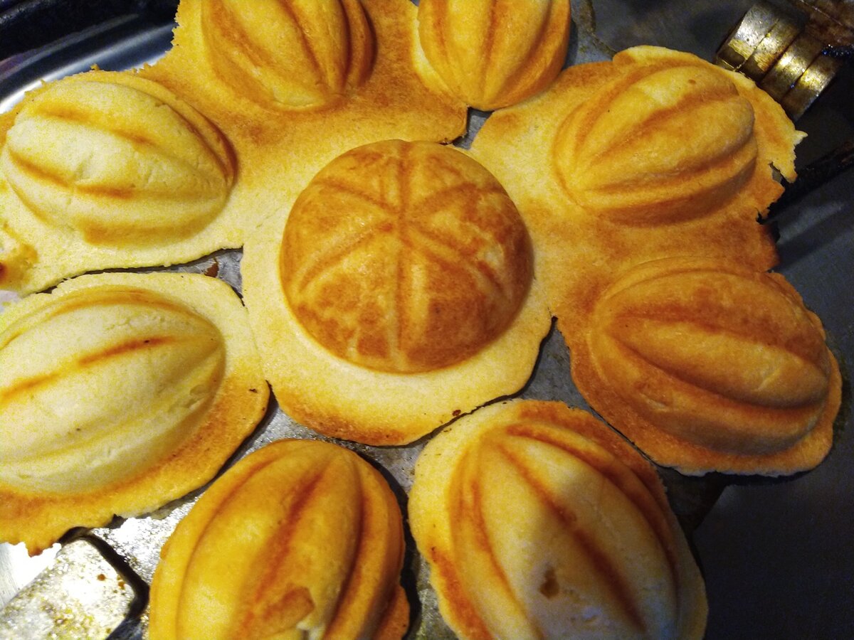 В процессе выпечки на орешнице из СССР. Излишки потом можно аккуратно ножницами отрезать. Фото автора