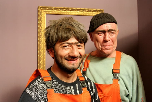 Знаменитые "сериальные гастарбайтеры" Равшан и Джамшут в исполнении Михаила Галустяна и Валерия Магдьяша показали  ситуацию точно: они неплохо справляются, но их "косяки" всегда сводят на нет их успехи. Скриншот из передачи  «Наша Russia». 