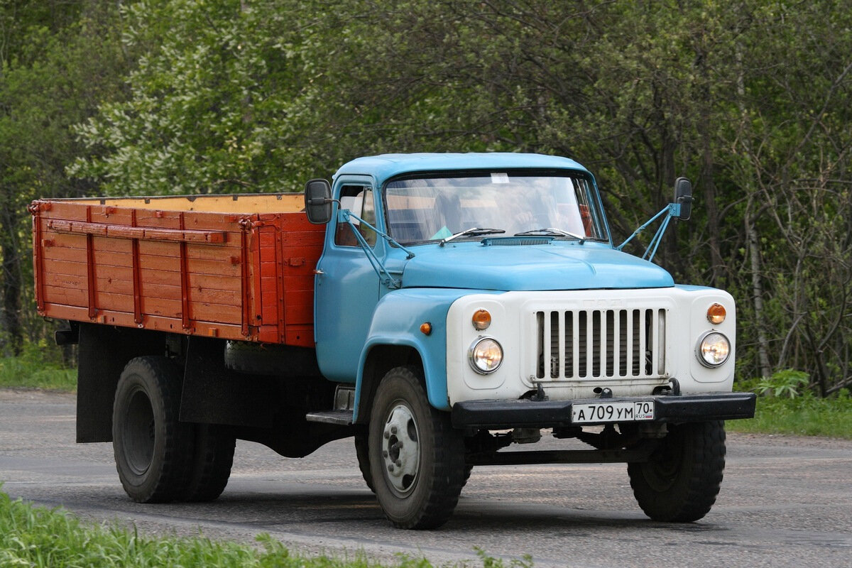 ГАЗ-53. Очень похож на ЗиЛ-130