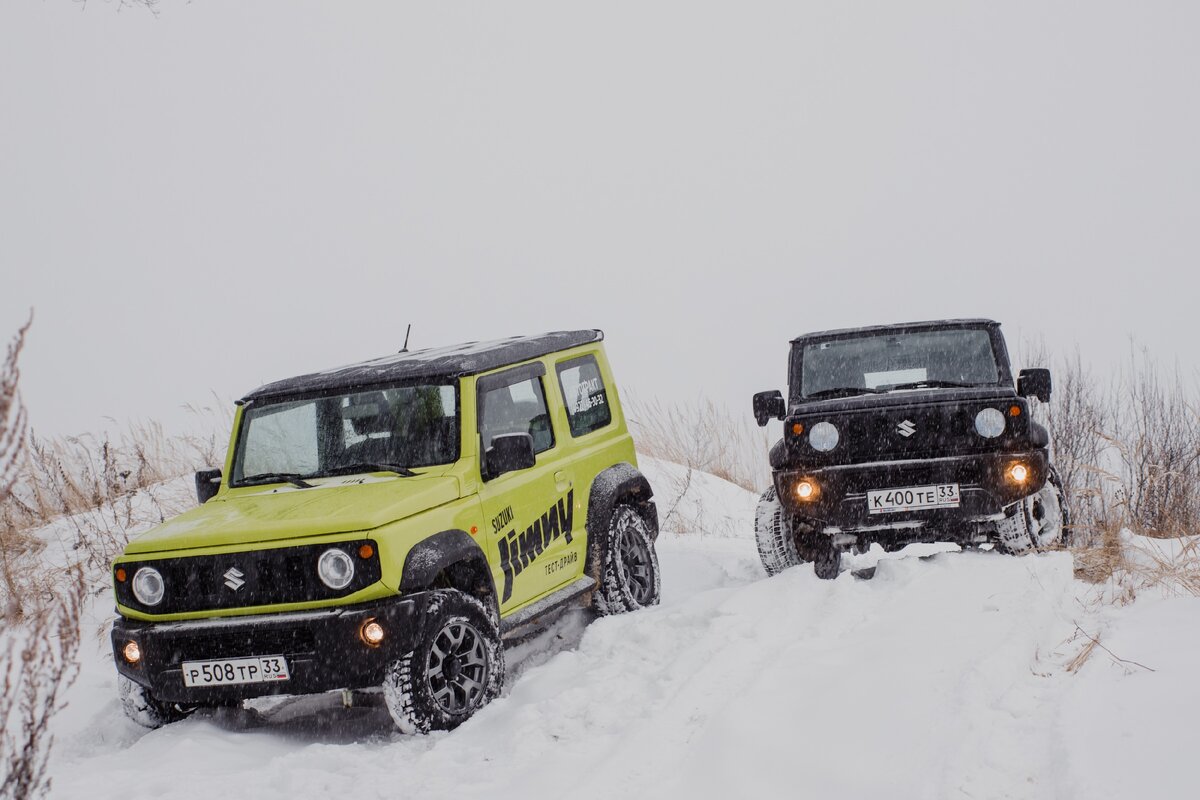 Jimny IV  - желтый сигнальный -   GLX, черный - GL...  Оба на автомате...