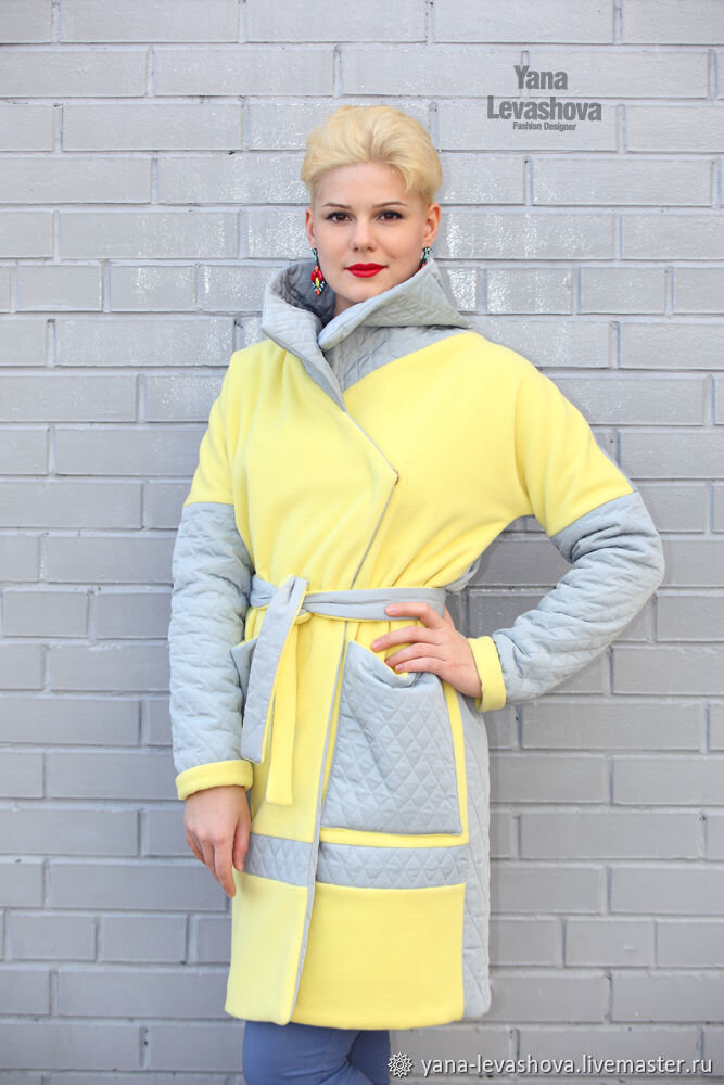 Я сама носила данное пальто и отшила несколько подобных на заказ, с капюшоном, более длинные, такие же точно..Одна из заказчиц сказала, что в аэропорту при отлёте за границу, она встретила Александра Васильева, который с интересом посмотрел на ее пальто :) Достоверность проверить нет возможности.