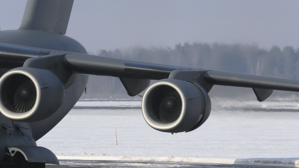 Сфотографировать вблизи работающий авиадвигатель гораздо проще, чем качественно записать его звук