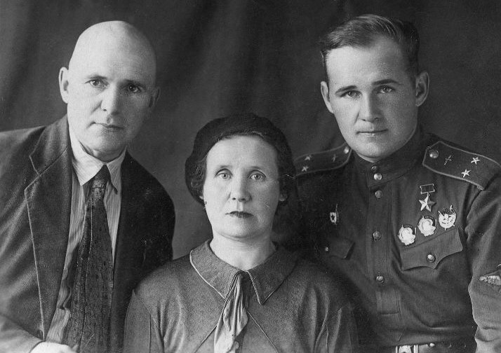 Николай Власов с родителями, отпуск, 1943 год. 