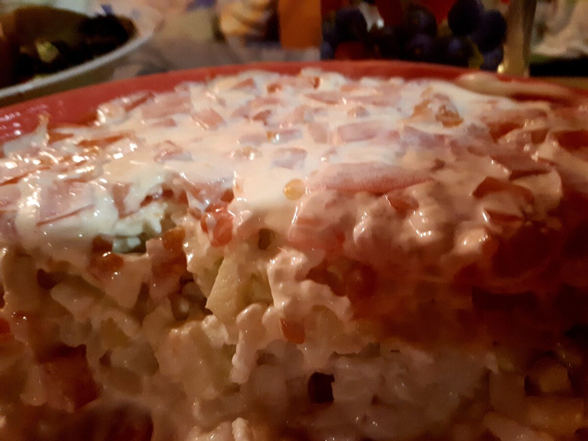 Салат из креветок делала подружка. На даче с тазиком салата...