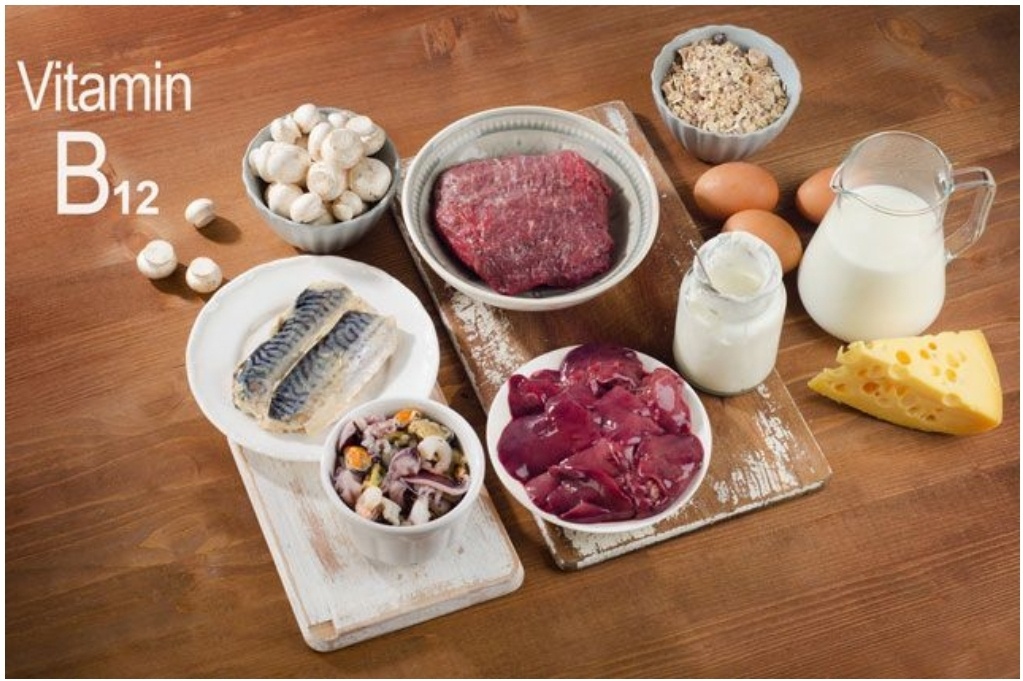 Что собой представляет витамин? Витамин В12 — это очень важное вещество в первую очередь для мозга, нервной системы, формирования нервных клеток и для синтеза ДНК. Фактически, его вторым названием может стать «пища для мозга». Пополнение запасов такого витамина необходимо в любом возрасте, однако пожилым он требуется больше всего, так как с его дефицитом нередко связывают нарушение когнитивных функций человека. Врачи отмечают, что даже умеренная недостаточность может быть причиной снижения умственных способностей человека и развития хронической усталости