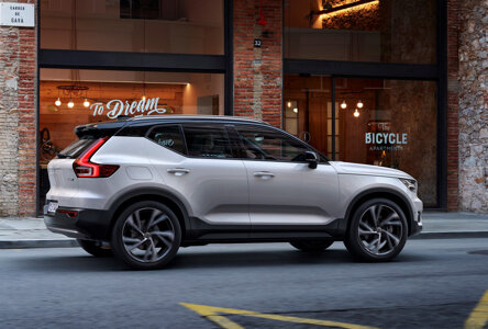 Встречайте Volvo XC40 — первый компактный кроссовер премиум-класса от Вольво. Инновационная система безопасности, передовые технологии и выразительный дизайн — здесь все рассчитано для жизни в мегаполисе. Несмотря на то, что Вольво ХС40 — это абсолютно новый Volvo, он остался верным подходу создания автомобилей, ориентированных на людей. Он создан, чтобы сделать жизнь владельца проще и приятнее. 