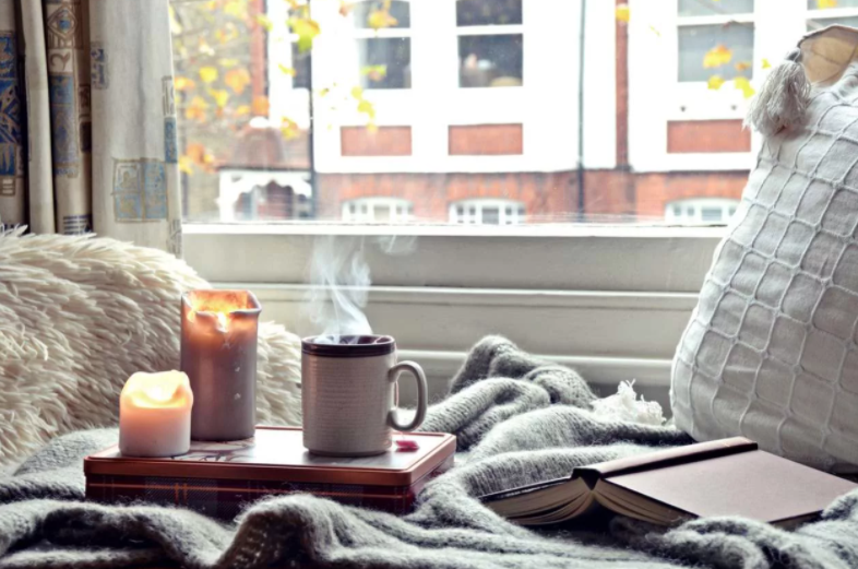 уютный плед камин. плед на подоконнике. уютно устроиться. уютного вечера. камин уют.