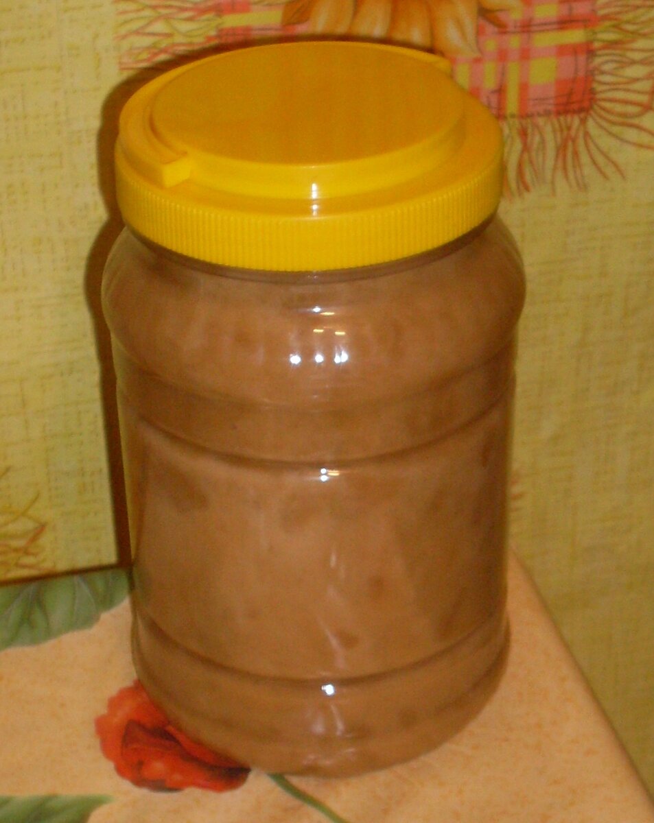      Тот же гречишно-разнотравный мед после кристаллизации. Можно видеть более   темные участки - это жесткие кусочки меда. Фото автора.