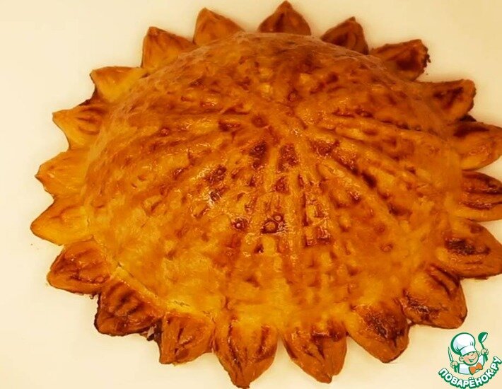 Пироги по этому рецепту получаются вкуснейшими и сочными. Начинку здесь можно использовать любую. У нас она мясная с тыквой. Само тесто здесь тоненькое и сочное. Без дрожжей. Попробуйте приготовить, вам понравится.