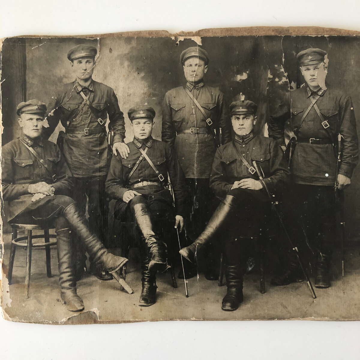 В центре стоит мой родной дед