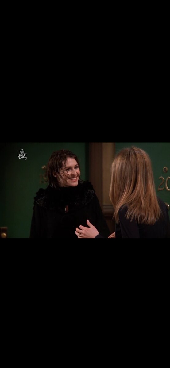 Первая встреча Рейчел и Эмили. Эмили совсем не похожа на соперницу. Сериал Друзья. Скриншот.