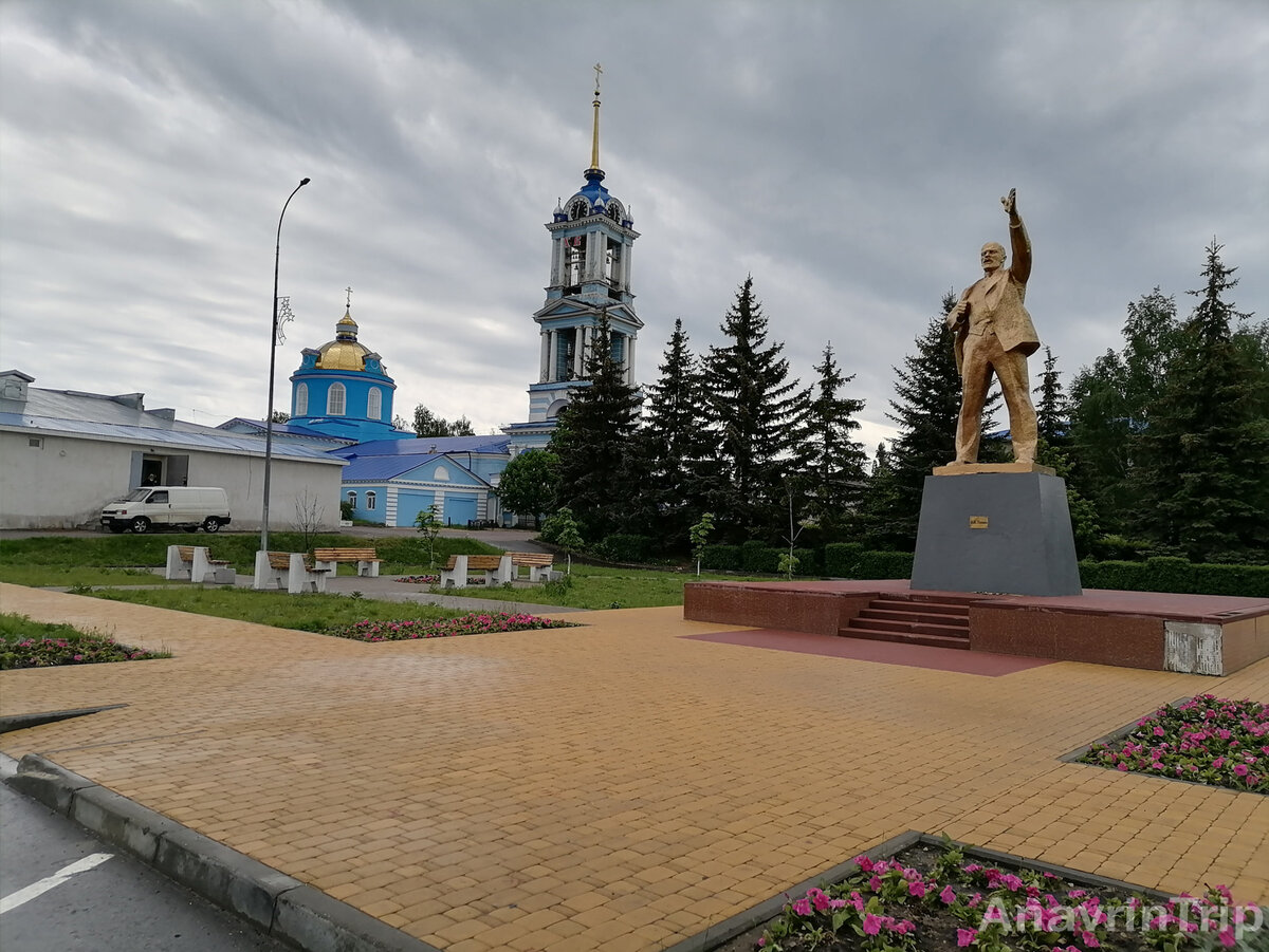 Задонск, памятник В.И. Ленину на фоне Успенского собора (координаты: 52.387371, 38.918480)