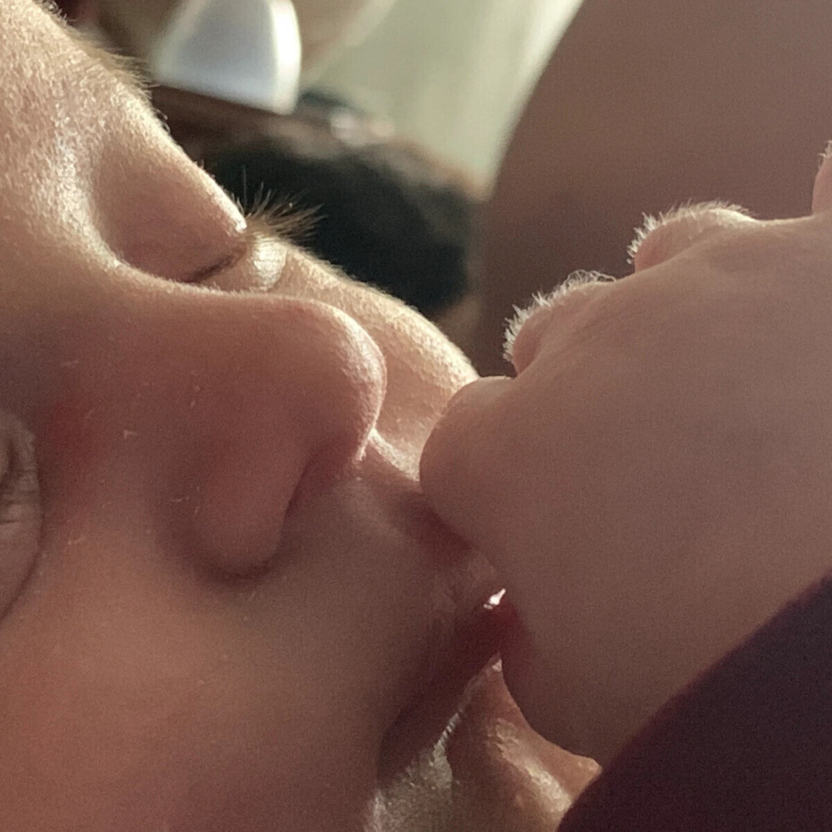 Спит, миленький пушистик, но я то знаю, что минут через 10 он уже будет у меня на руках ругаться