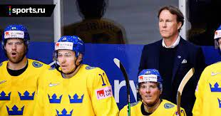 Главный тренер сборной Швеции по хоккею с шайбой Юхан Гарпенлев со своими подопечными