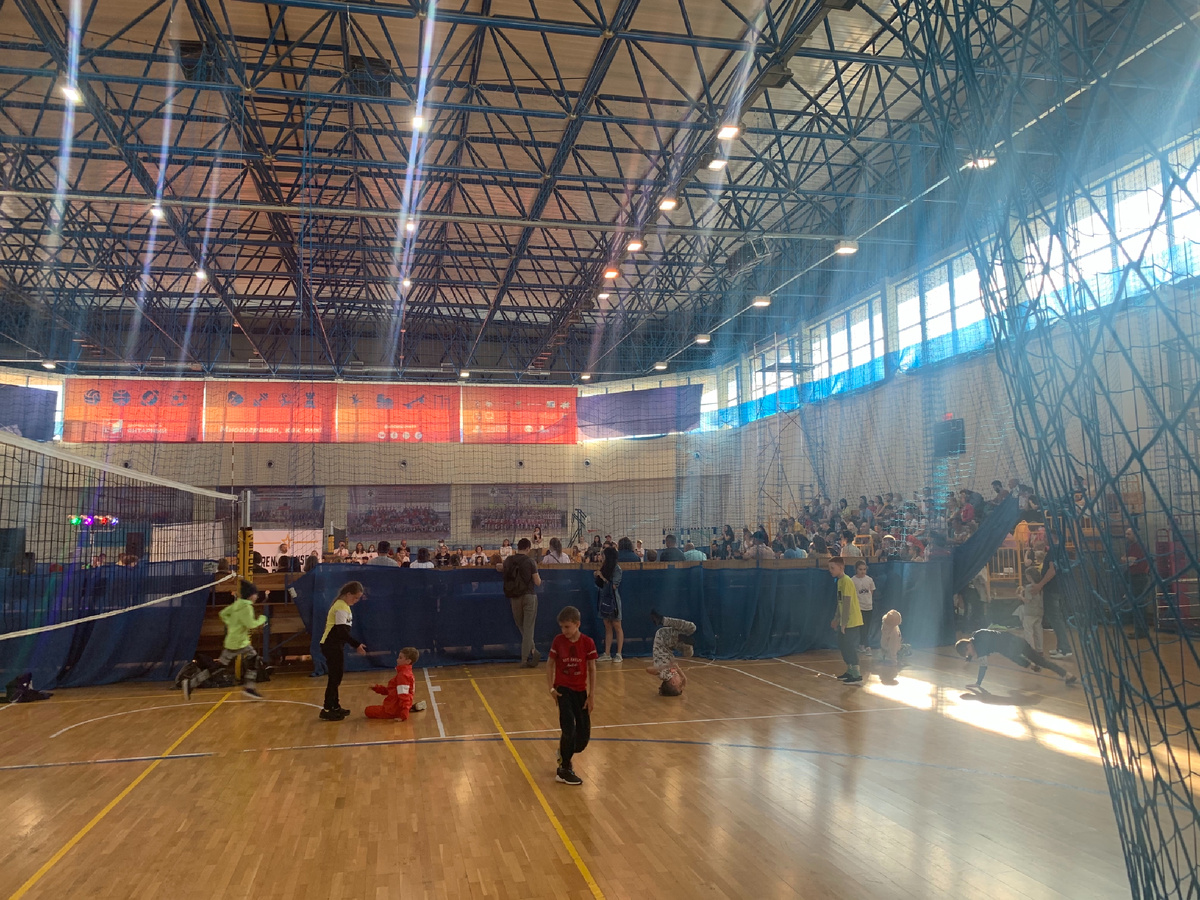 Там за синей штукой танцуют. Тут бесятся. Внизу продают есть пить. Музыка ВЕЗДЕ.