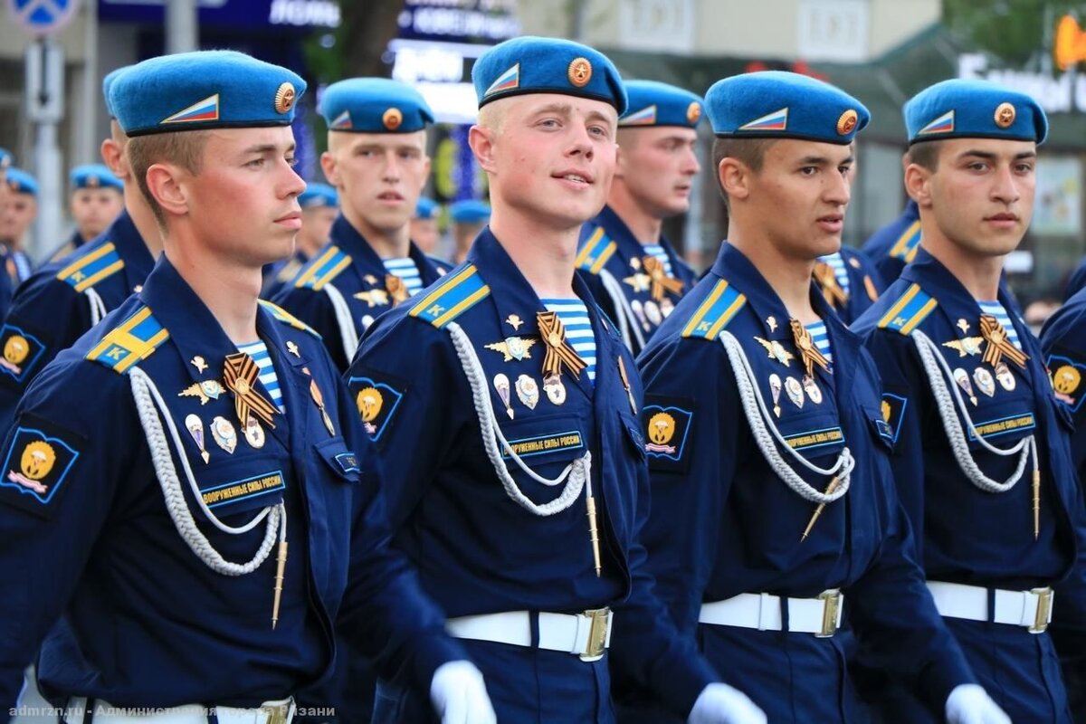 Бравые курсанты -десантники. Фото: Администрация города Рязани.