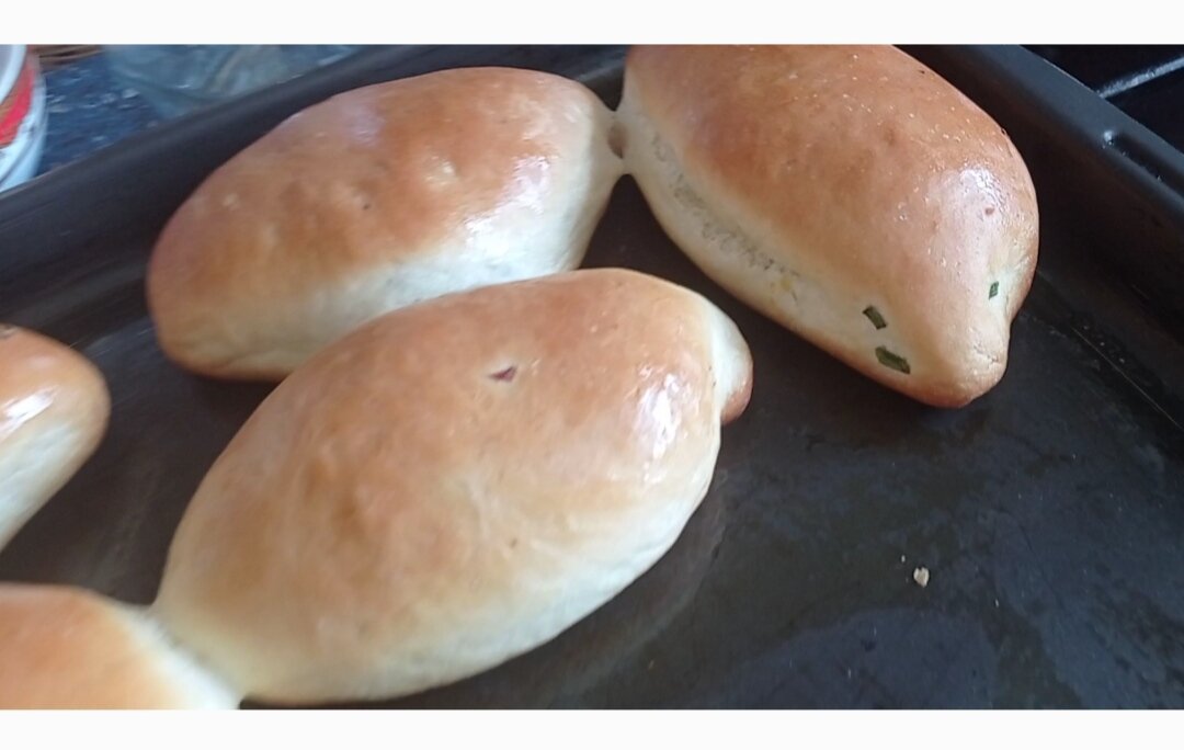 Готовые уже. С зелёным луком и яйцом. 