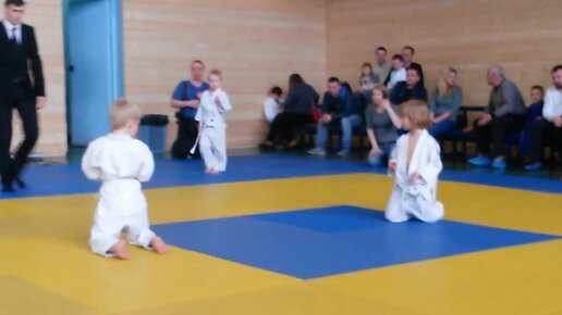 Японская спортивная школа тренируется усе