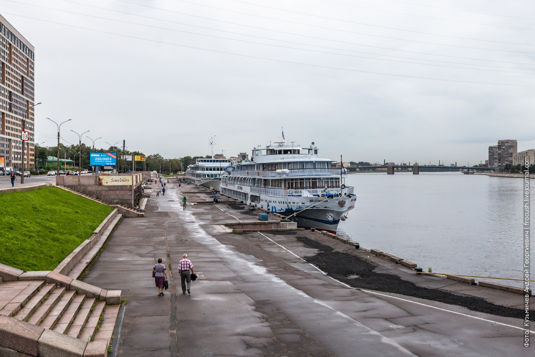 От двух причалов на реке