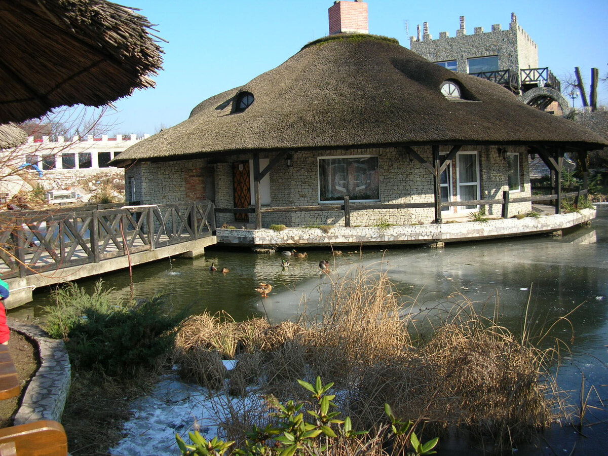 Польша. Автобус останавливается у кафе, где пообедают пассажиры