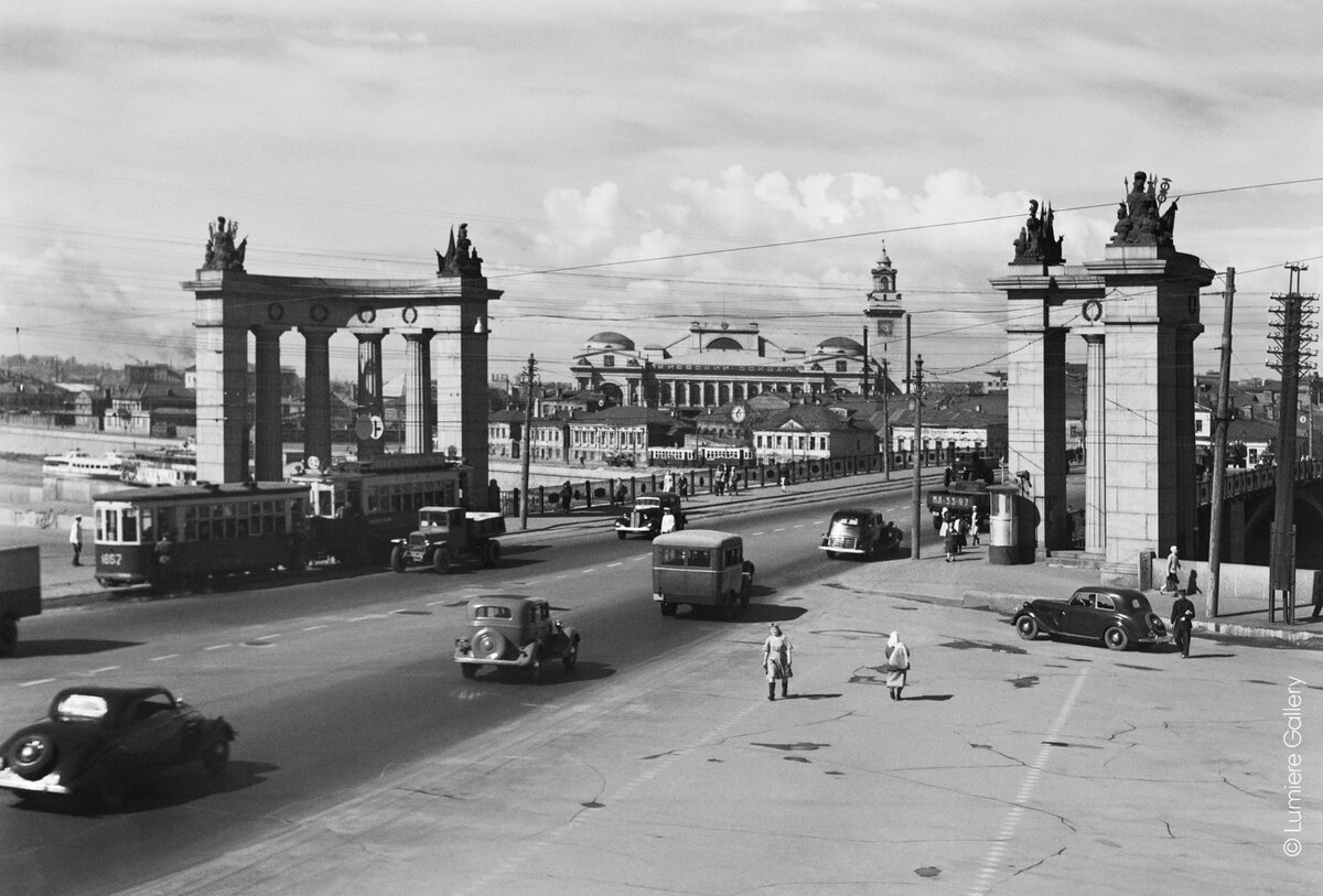 Наум Грановский Вид на Киевский вокзал с Бородинского моста. 1930-е© Галерея Люмьер