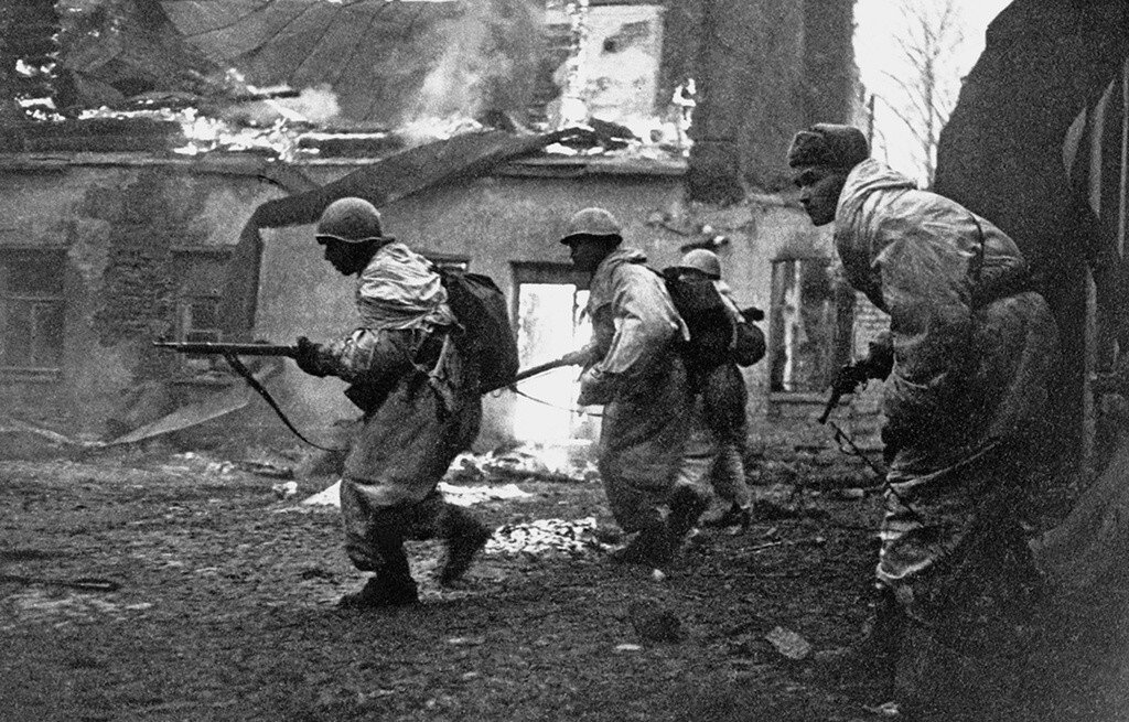 Советский солдат 1944 год. Гатчина 1944 освобождение. Освобождение Гатчины в январе 1944 года.