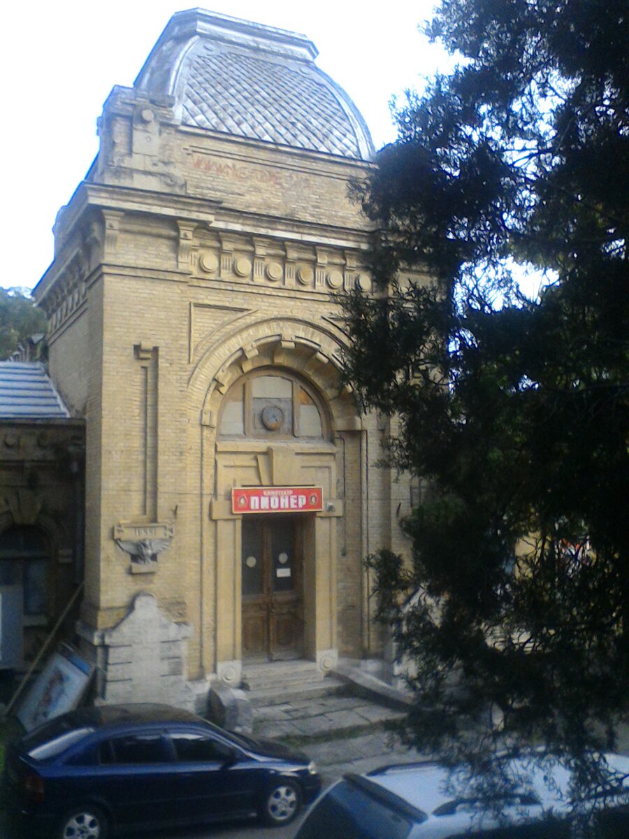 В соседних Пироговских ваннах никаких ванн давно нет - там когда-то был кинотеатр, а теперь они влачат полузаброшенное существование.